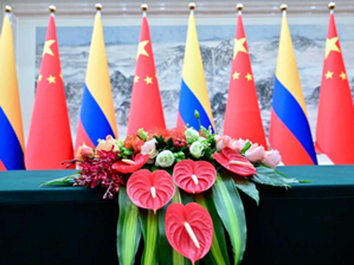 शी चिनफिंग ने कोलंबिया के राष्ट्रपति पेट्रो से बातचीत की